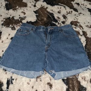 High rise Levi mom shorts *fit a size 5*